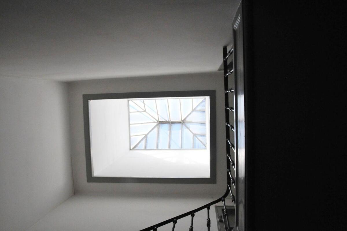 Spacious & Bright 3 Bedroom Apt, Iconic Bica Area, Historical Center Apartment *