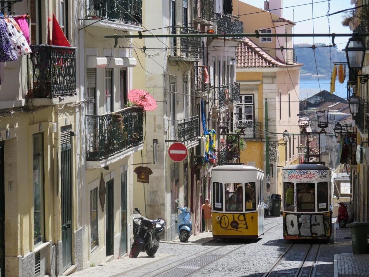 Spacious & Bright 3 Bedroom Apt, Iconic Bica Area, Historical Center Lisbon