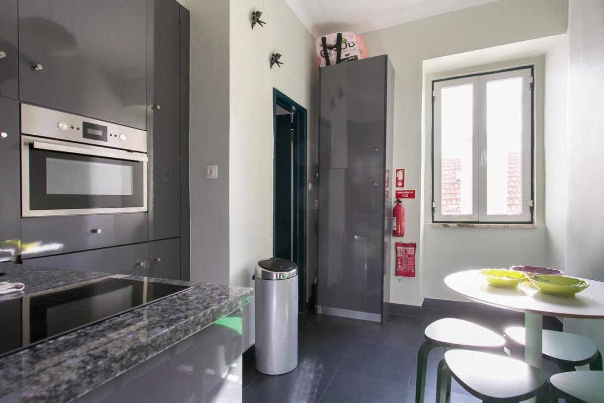 Spacious & Bright 3 Bedroom Apt, Iconic Bica Area, Historical Center * Lissabon
