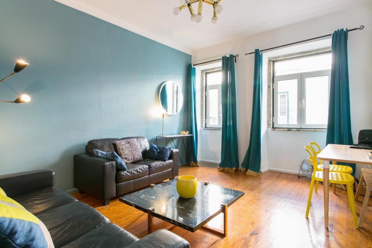 Spacious & Bright 3 Bedroom Apt, Iconic Bica Area, Historical Center Apartment *