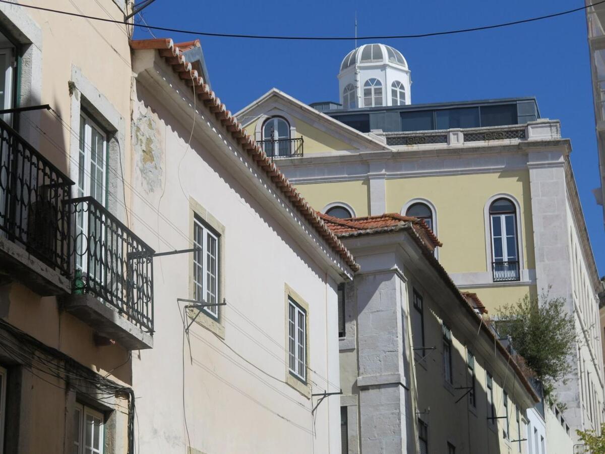 Spacious & Bright 3 Bedroom Apt, Iconic Bica Area, Historical Center * Lissabon