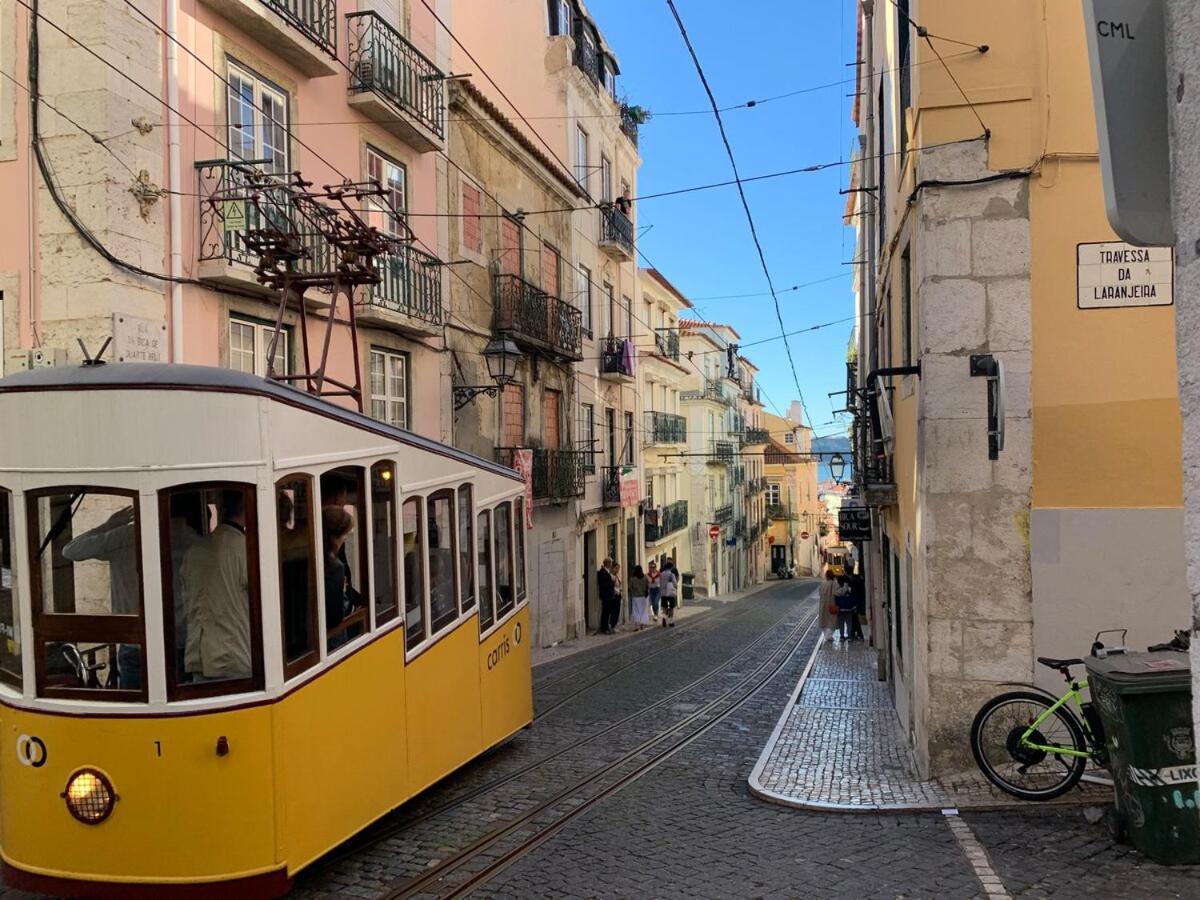 Spacious & Bright 3 Bedroom Apt, Iconic Bica Area, Historical Center Lissabon